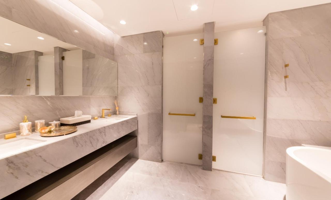 Апартаменты Maison Privee - Luxury Sea View In Five On The Palm *